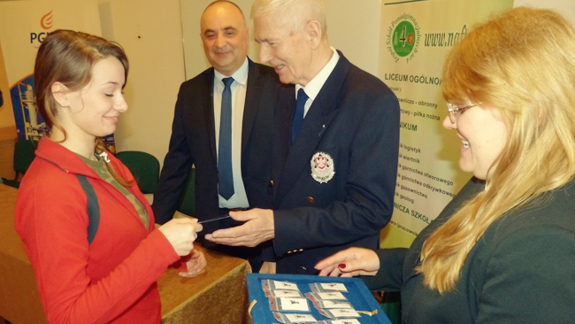 Klaudia Harsze otrzymuje z rąk Jana Gazarkiewicza legitymację spadochroniarza i gapę