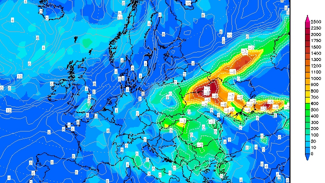 W piątek i w sobotę w niestabilnej termodynamicznie masie powietrza mogą tworzyć się opady przelotne i burze