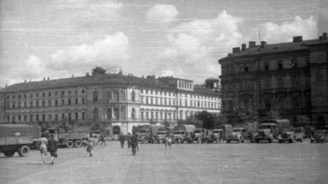 Źródło: Jan Grużewski; Stanisław Kopf (1957) Dni Powstania, Kronika Fotograficzna Walczącej Warszawy, Warsaw: PAX, pp. 10 no ISBN