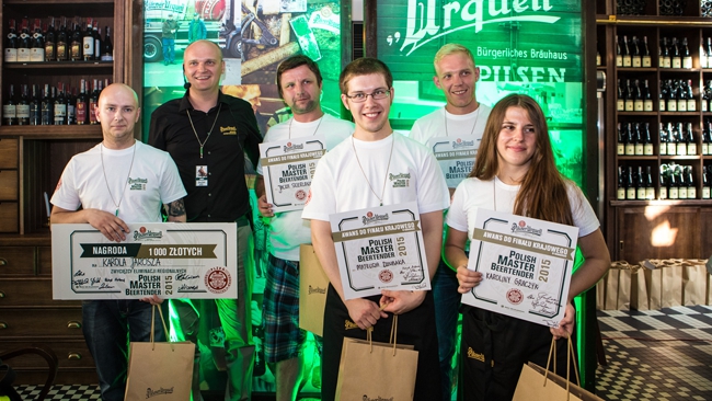 Zwycięzcy warszawskiego półfinału Polish Master Beertender z Ambasadorem marki Pilsner Urquell Patrykiem Pietrzakiem