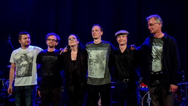 Na zdjęciu stoją od lewej: Wojciech Kołek, Stanisław Grela, Bożena Mazur, Andrzej Serafin, Bartek Bykowski, Robert Lenert