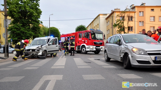 Kolizja na ul. Tysiąclecia. Opel zderzył się z Renault: czerwiec 2016