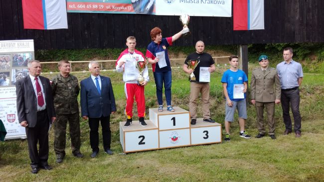 Prezes krośnieńskiej Ligi Obrony Kraju, Jacek Makoś odbiera puchar za trzecie miejsce w klasyfikacji województw dla Podkarpacia.