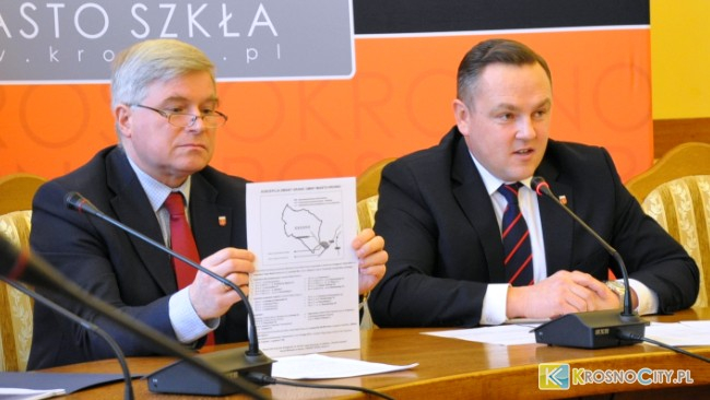 Po lewej Piotr Przytocki, po prawej dr Tomasz Soliński - zastępca prezydenta Krosna.