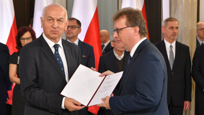 Po prawej Piotr Babinetz podczas odbioru zaświadczenia o wyborze Posłów.