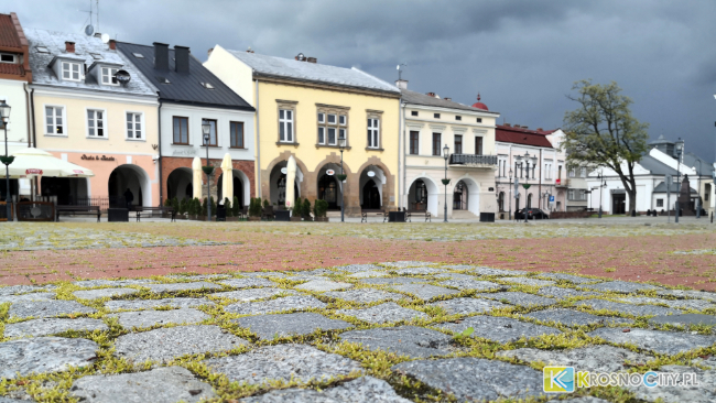Krośnieński Rynek w czasie pandemii. Kostka się zielenii.