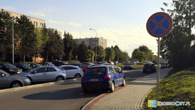 Na wybudowanym łaczniku obowiązuje zakaz parkowania. Pomimo ustawionego znaku, kierujący nie zmienili swoich zachowań.