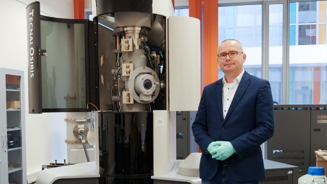 Lider projektu nanokompozytowej powłoki antybakteryjnej na szkle - dr hab. Andrzej Dziedzic, profesor Uniwersytetu Rzeszowskiego (Instytutu Nauk Fizycznych). Projekt finansowany jest w ramach drugiego konkursu grantowego Podkarpackiego Centrum Innowacji.