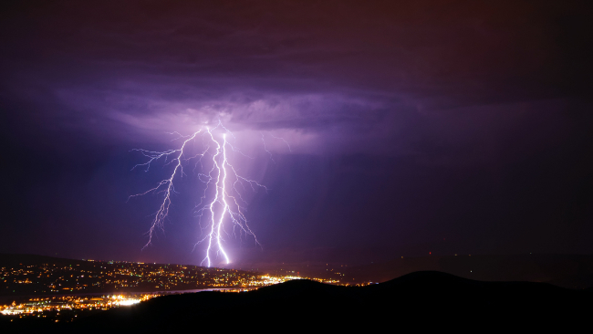 Środa i czwartek z burzami, miejscami gwałtownymi. Będzie parno.