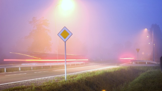 Od środy do piątku nie wietrzmy mieszkań, zwłaszcza wieczorami! Uważajmy również na długotrwałe, gęste mgły.