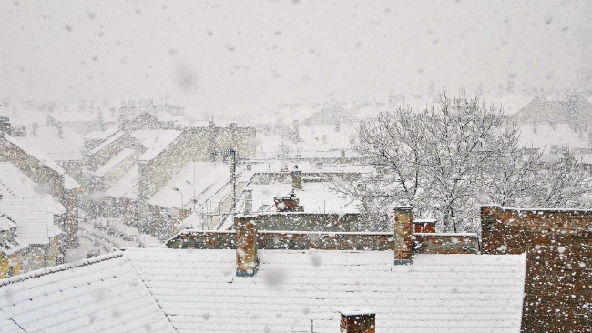 W środku tygodnia początek ochłodzenia. Okresami będzie padać, osłabnie wiatr i wzrośnie ciśnienie.