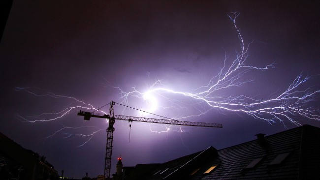 Piątek upalny, późnym popołudniem uważajmy na groźne burze. Weekend chłodniejszy i spokojniejszy.