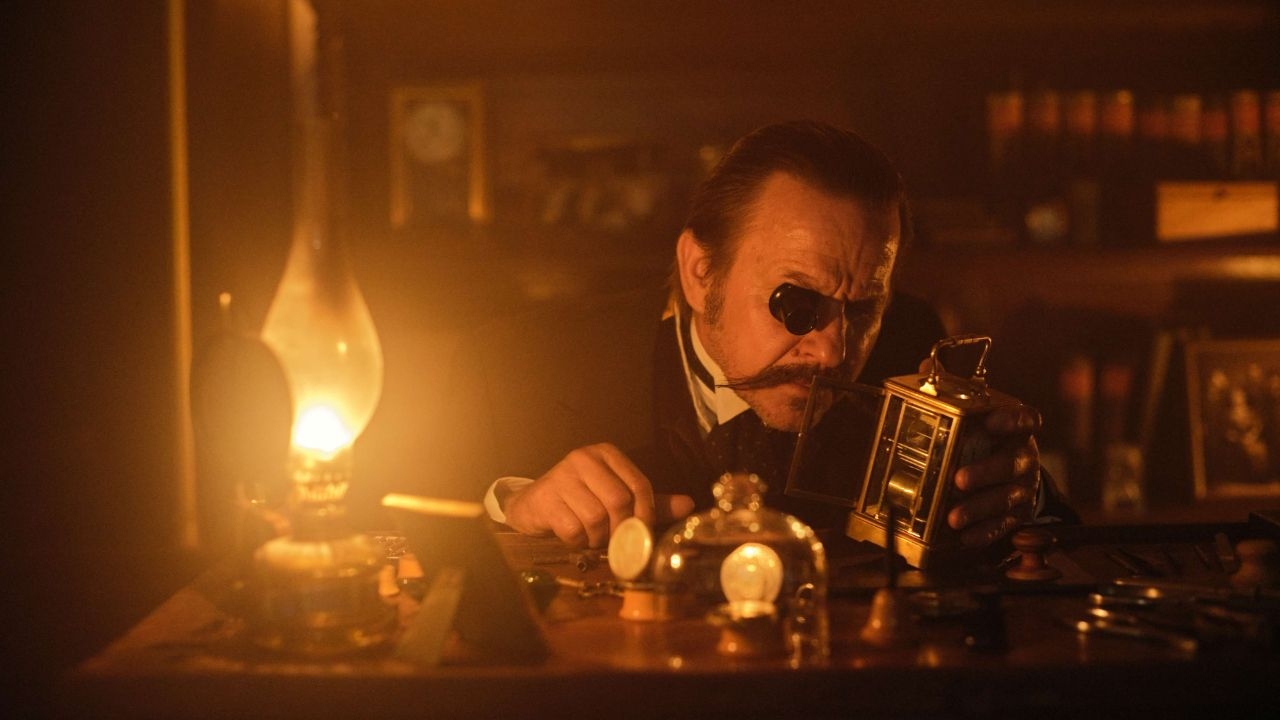 Bartłomiej Topa – aktor i ambasador Muzeum Rzemiosła w roli zegarmistrza. Fot. Patryk Sawicki, źródło: MRZwK.