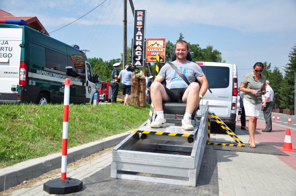 Bezpieczny kierowca i pasażer. Fot. Piotr Dymiński