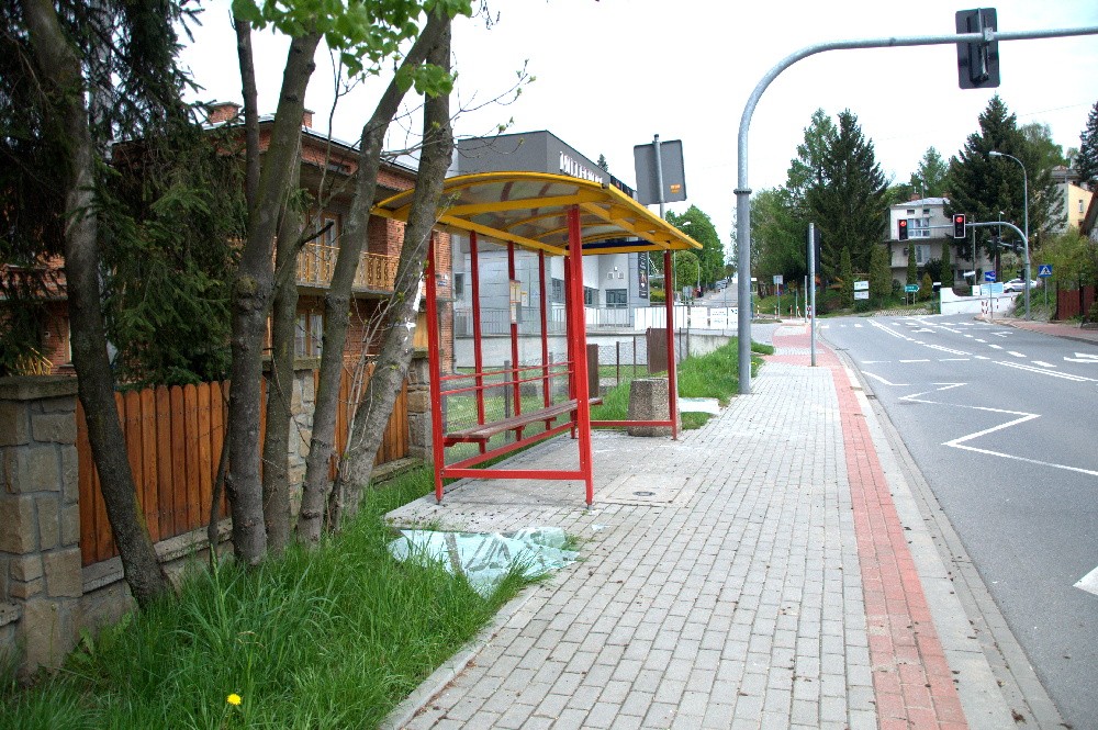 Zdewastowano przystanki. Wandale, to trzej chłopcy, byli pijani