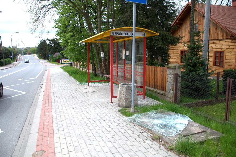 Zdewastowano przystanki. Wandale, to trzej chłopcy, byli pijani