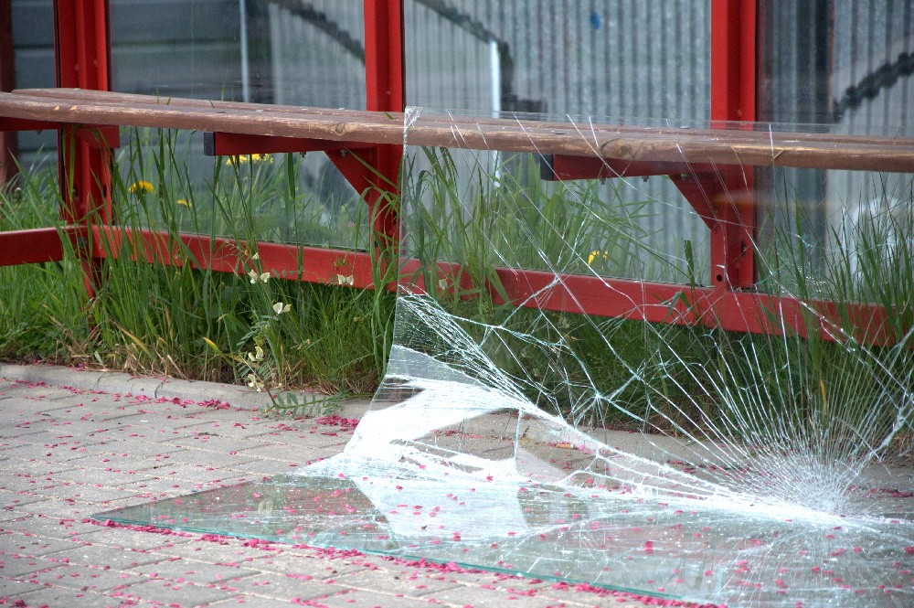 Zdewastowano przystanki. Wandale, to trzej chłopcy, byli pijani