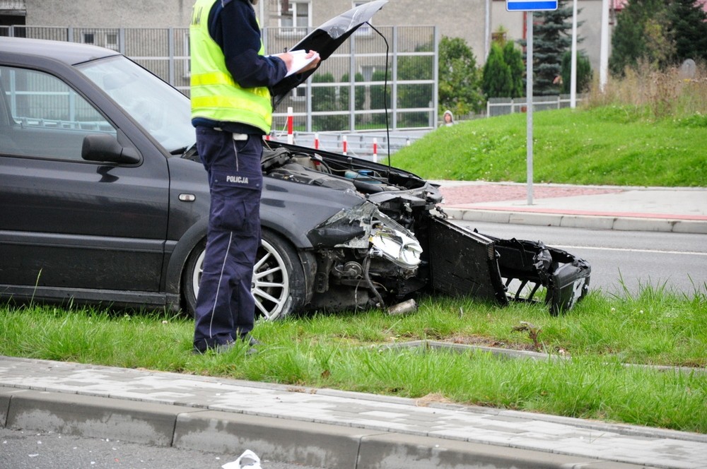 Zderzenie Golfa z dostawczym Iveco