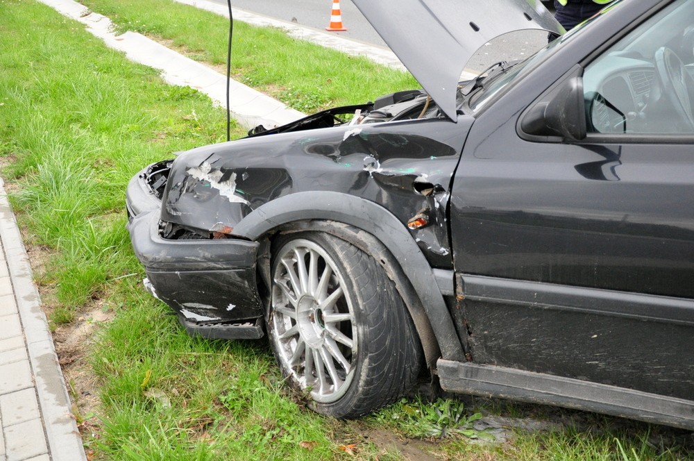 Zderzenie Golfa z dostawczym Iveco