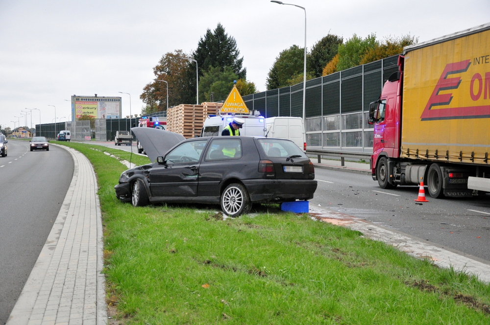 Zderzenie Golfa z dostawczym Iveco