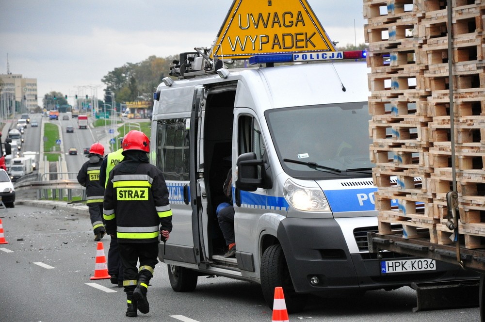 Zderzenie Golfa z dostawczym Iveco