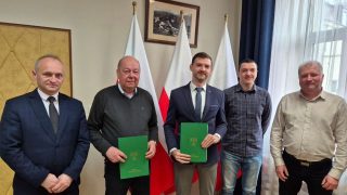 Umowa na rozbudowę infrastruktury sportowej w Iwoniczu podpisana.