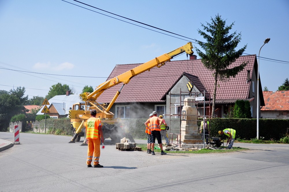 Operacja przenoszenia kapliczki. Fot. Piotr Dymiński