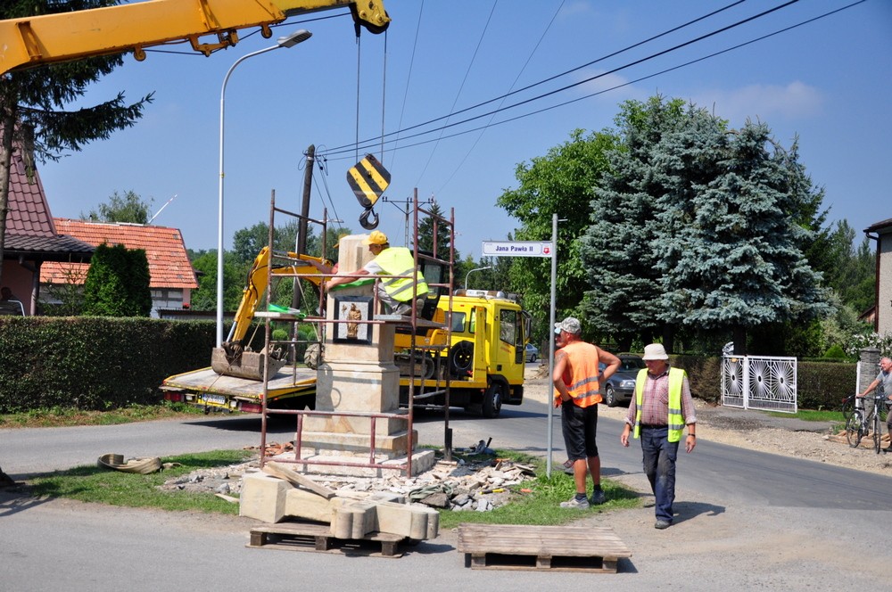 Operacja przenoszenia kapliczki. Fot. Piotr Dymiński