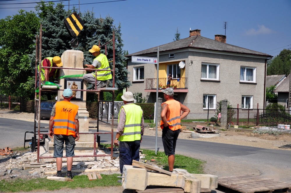 Operacja przenoszenia kapliczki. Fot. Piotr Dymiński