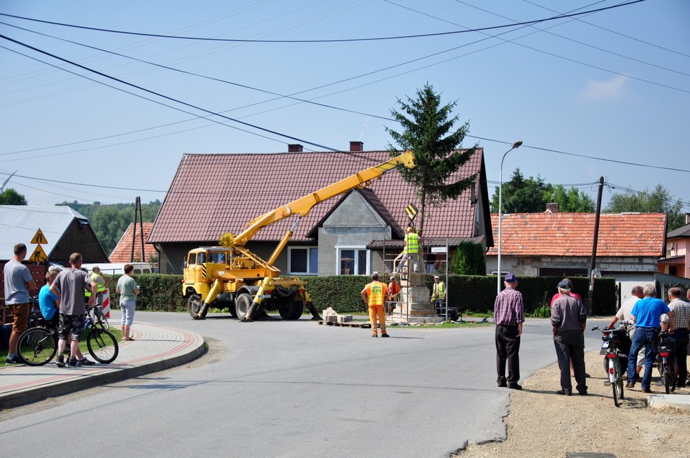 Operacja przenoszenia kapliczki. Fot. Piotr Dymiński