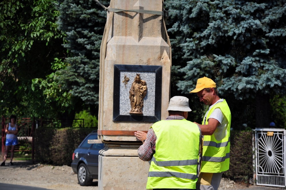 Operacja przenoszenia kapliczki. Fot. Piotr Dymiński