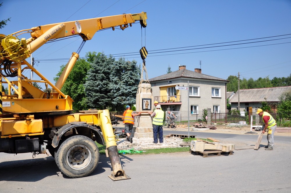 Operacja przenoszenia kapliczki. Fot. Piotr Dymiński