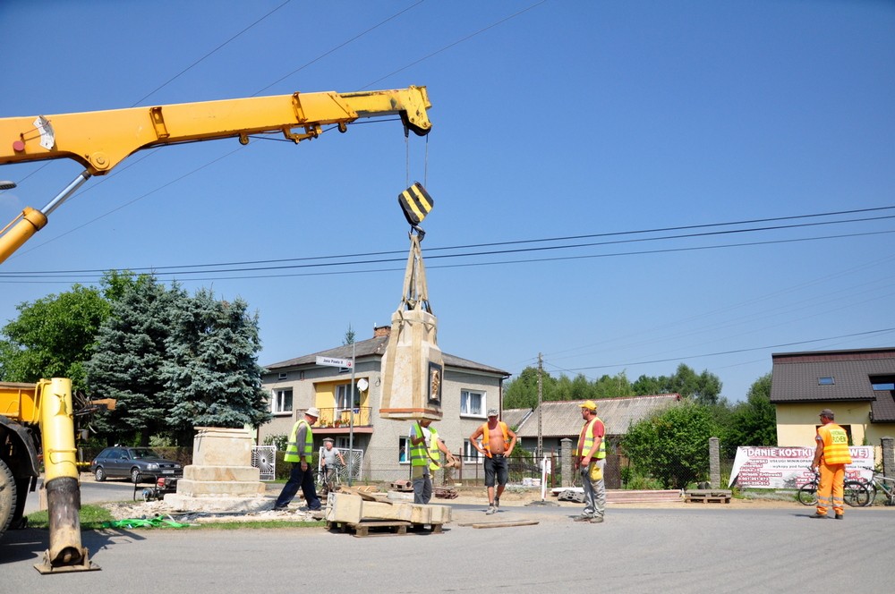 Operacja przenoszenia kapliczki. Fot. Piotr Dymiński