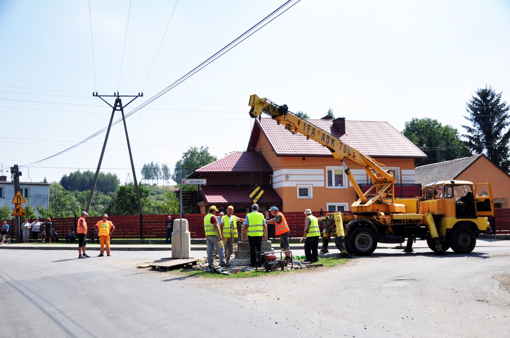 Operacja przenoszenia kapliczki. Fot. Piotr Dymiński
