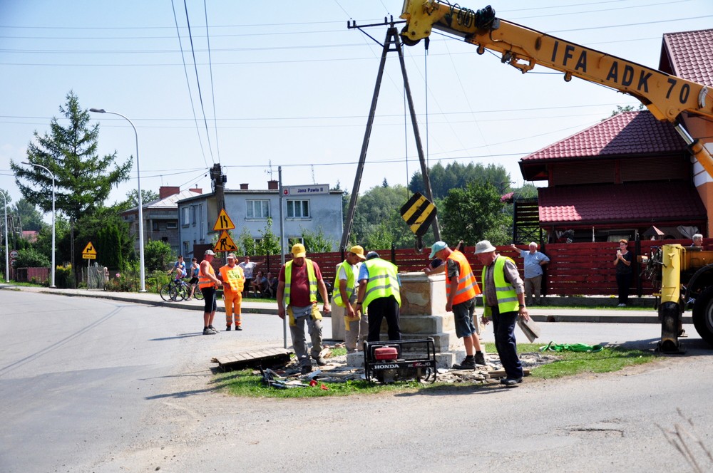 Operacja przenoszenia kapliczki. Fot. Piotr Dymiński