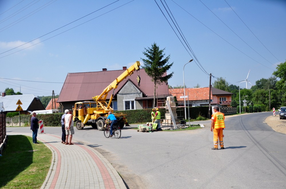 Operacja przenoszenia kapliczki. Fot. Piotr Dymiński