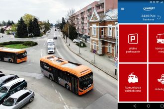 Bilet w smartfonie zamiast papieru Mieszkańcy oraz turyści korzystający z usług krośnieńskiego MKS-u zyskali rozwiązanie, które znacząco podnosi komfort codziennych przejazdów. Dzięki integracji systemu z platformą moBilet, pasażerowie mogą nabywać bilety jednorazowe, czasowe oraz weekendowe bezpośrednio przez aplikację mobilną, eliminując tym samym problem poszukiwania czynnego kiosku czy stacjonarnego automatu biletowego. Intuicyjne zakupy i pełna dostępność Największą zaletą korzystania z cyfrowej formy opłacania przejazdów jest niemal nieograniczona dostępność usługi. System działa przez całą dobę, co okazuje się kluczowe szczególnie w godzinach wieczornych oraz w dni wolne od pracy, gdy tradycyjne punkty sprzedaży są zamknięte. Pasażer decydujący się na takie rozwiązanie ma do wyboru pełen wachlarz biletów, dopasowanych do czasu trwania podróży lub specyfiki planowanej trasy, w tym również atrakcyjne cenowo warianty weekendowe. Bezpieczeństwo i nowoczesne metody płatności Aplikacja stawia na szybkość transakcji, oferując użytkownikom najpopularniejsze obecnie standardy płatnicze. Za bilet można zapłacić błyskawicznie za pomocą systemu BLIK, podpiętej karty płatniczej lub bezpośrednio telefonem. Takie podejście nie tylko oszczędza czas, ale też uwalnia podróżnych od konieczności posiadania przy sobie gotówki czy bilonu. Dodatkowym atutem jest aspekt praktyczny – bilet zapisany w pamięci urządzenia jest niemożliwy do zgubienia, co pozwala uniknąć niepotrzebnego stresu podczas kontroli. Prosty proces aktywacji dla każdego Rozpoczęcie korzystania z tej udogodnienia nie wymaga skomplikowanych operacji technicznych. Po zainstalowaniu dedykowanego oprogramowania na smartfonie, wystarczy wskazać Krosno jako miasto, w którym realizowana jest usługa, a następnie wybrać odpowiedni rodzaj przejazdu. Po zatwierdzeniu płatności bilet staje się natychmiast aktywny i widoczny na ekranie. To proste i ekologiczne rozwiązanie sprawia, że poruszanie się po Krośnie komunikacją miejską staje się w pełni dostosowane do wymagań współczesnego pasażera, ceniącego sobie niezależność i nowoczesną technologię..