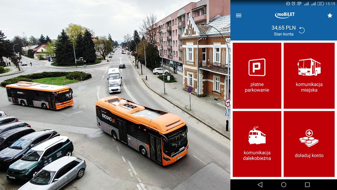 Bilet w smartfonie zamiast papieru Mieszkańcy oraz turyści korzystający z usług krośnieńskiego MKS-u zyskali rozwiązanie, które znacząco podnosi komfort codziennych przejazdów. Dzięki integracji systemu z platformą moBilet, pasażerowie mogą nabywać bilety jednorazowe, czasowe oraz weekendowe bezpośrednio przez aplikację mobilną, eliminując tym samym problem poszukiwania czynnego kiosku czy stacjonarnego automatu biletowego. Intuicyjne zakupy i pełna dostępność Największą zaletą korzystania z cyfrowej formy opłacania przejazdów jest niemal nieograniczona dostępność usługi. System działa przez całą dobę, co okazuje się kluczowe szczególnie w godzinach wieczornych oraz w dni wolne od pracy, gdy tradycyjne punkty sprzedaży są zamknięte. Pasażer decydujący się na takie rozwiązanie ma do wyboru pełen wachlarz biletów, dopasowanych do czasu trwania podróży lub specyfiki planowanej trasy, w tym również atrakcyjne cenowo warianty weekendowe. Bezpieczeństwo i nowoczesne metody płatności Aplikacja stawia na szybkość transakcji, oferując użytkownikom najpopularniejsze obecnie standardy płatnicze. Za bilet można zapłacić błyskawicznie za pomocą systemu BLIK, podpiętej karty płatniczej lub bezpośrednio telefonem. Takie podejście nie tylko oszczędza czas, ale też uwalnia podróżnych od konieczności posiadania przy sobie gotówki czy bilonu. Dodatkowym atutem jest aspekt praktyczny – bilet zapisany w pamięci urządzenia jest niemożliwy do zgubienia, co pozwala uniknąć niepotrzebnego stresu podczas kontroli. Prosty proces aktywacji dla każdego Rozpoczęcie korzystania z tej udogodnienia nie wymaga skomplikowanych operacji technicznych. Po zainstalowaniu dedykowanego oprogramowania na smartfonie, wystarczy wskazać Krosno jako miasto, w którym realizowana jest usługa, a następnie wybrać odpowiedni rodzaj przejazdu. Po zatwierdzeniu płatności bilet staje się natychmiast aktywny i widoczny na ekranie. To proste i ekologiczne rozwiązanie sprawia, że poruszanie się po Krośnie komunikacją miejską staje się w pełni dostosowane do wymagań współczesnego pasażera, ceniącego sobie niezależność i nowoczesną technologię..