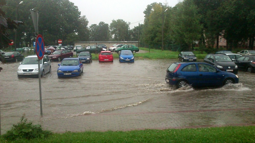 Zalane domy, parkingi i posesje - skutki burzy jaka przeszła nad Krosnem