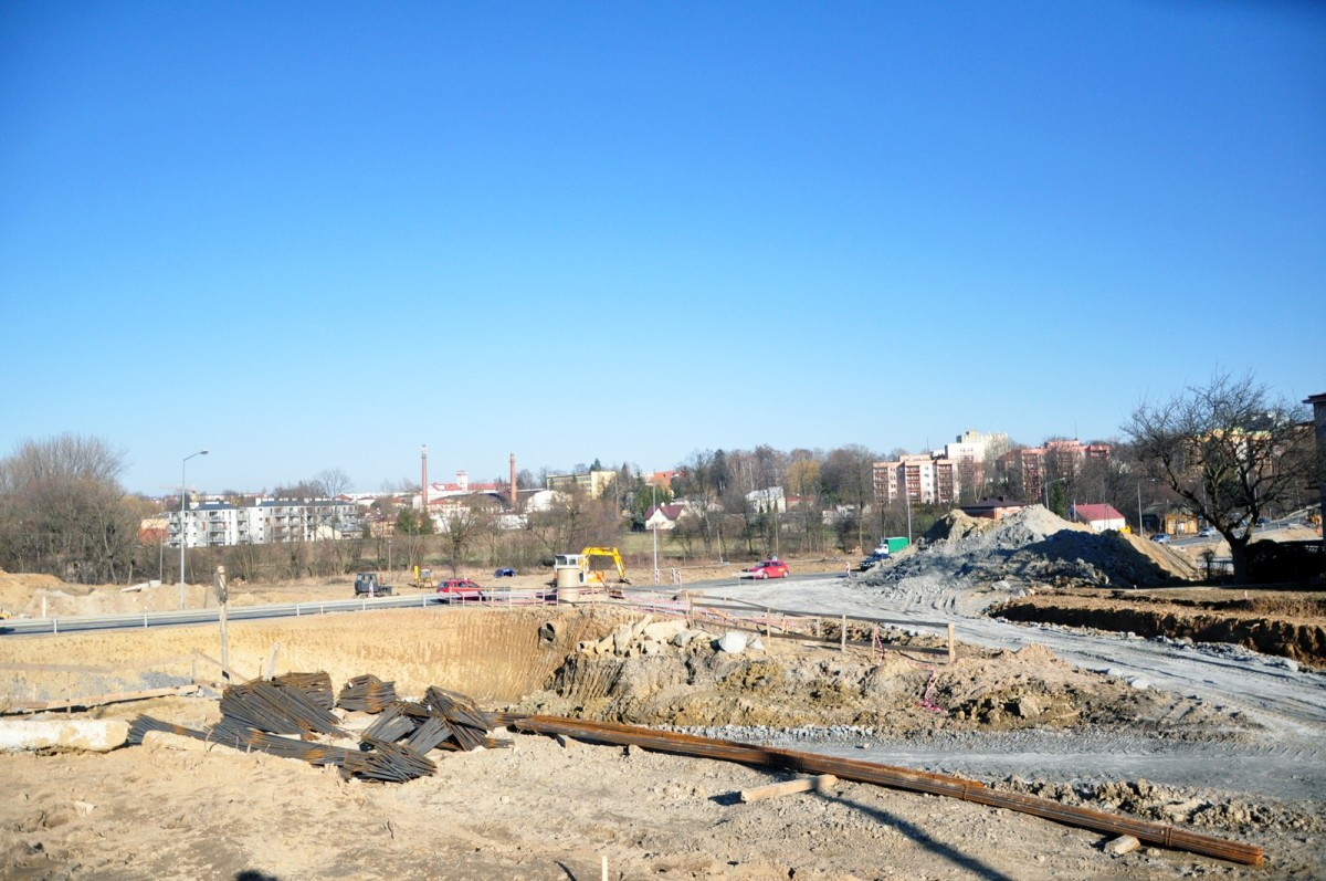 Trwaja prace przy budowie wiaduktu na DK 28