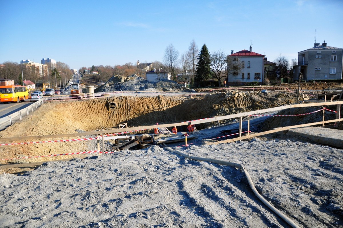 Trwaja prace przy budowie wiaduktu na DK 28