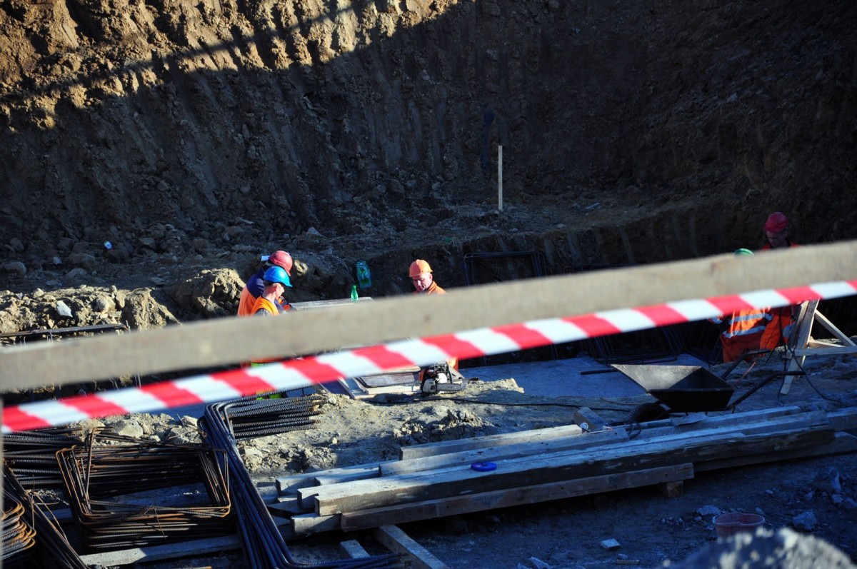 Trwaja prace przy budowie wiaduktu na DK 28