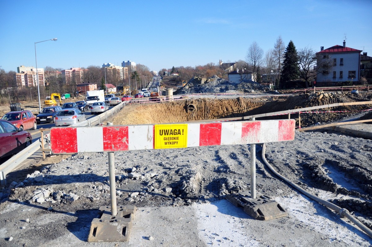 Trwaja prace przy budowie wiaduktu na DK 28