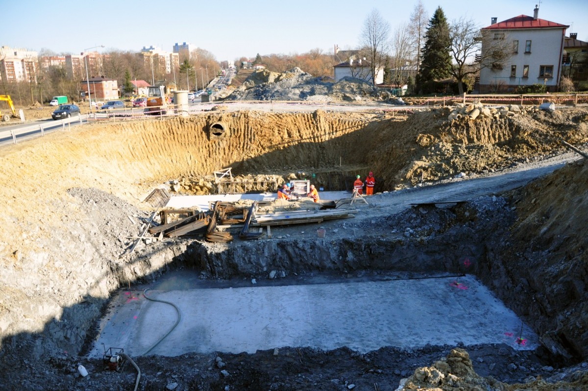 Trwaja prace przy budowie wiaduktu na DK 28