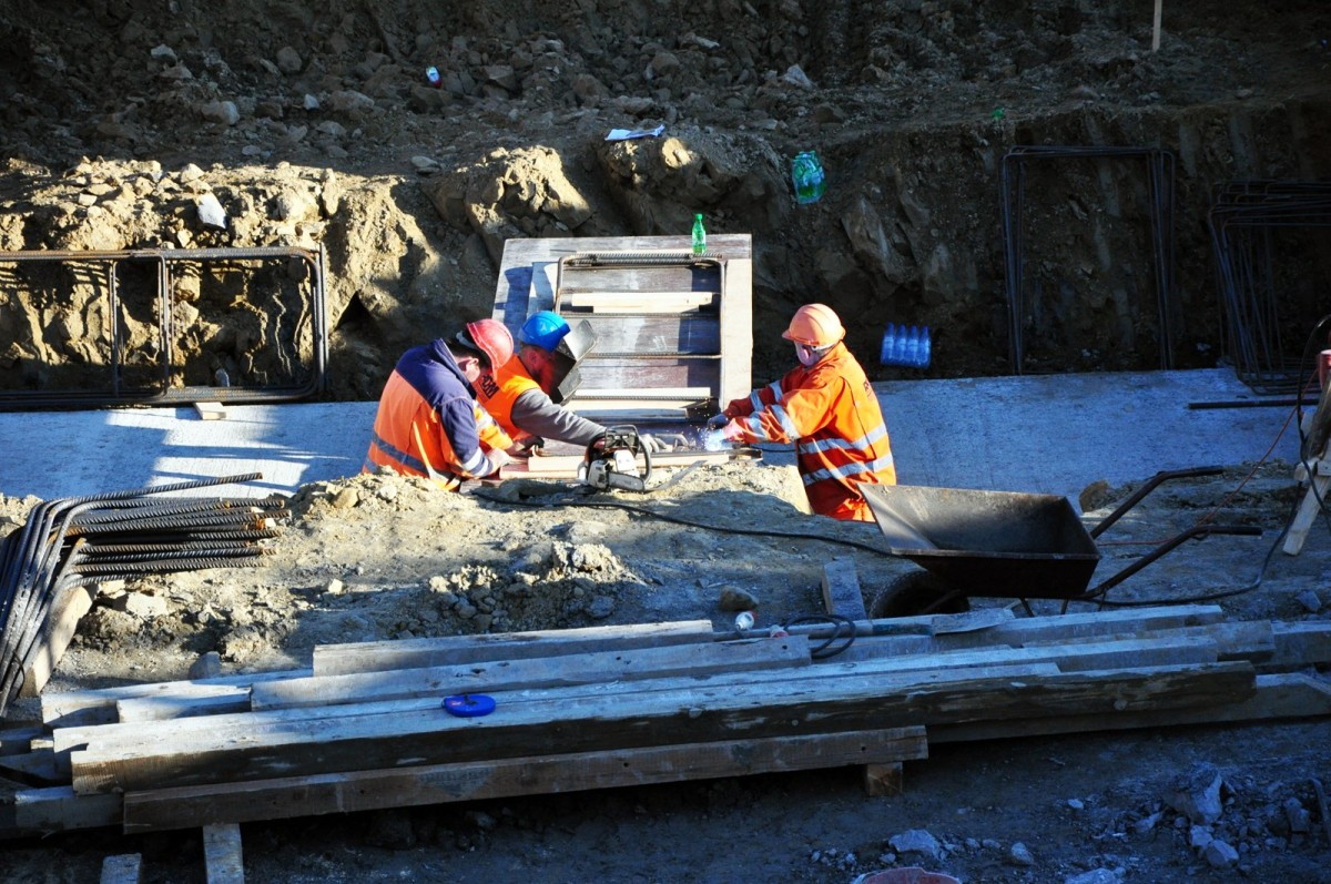 Trwaja prace przy budowie wiaduktu na DK 28