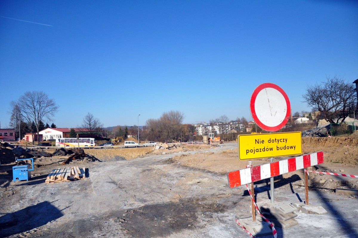 Trwaja prace przy budowie wiaduktu na DK 28