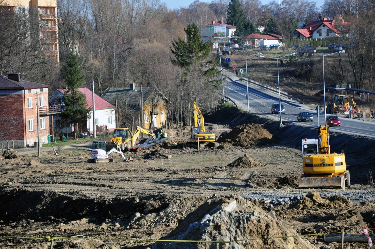 Trwaja prace przy budowie wiaduktu na DK 28