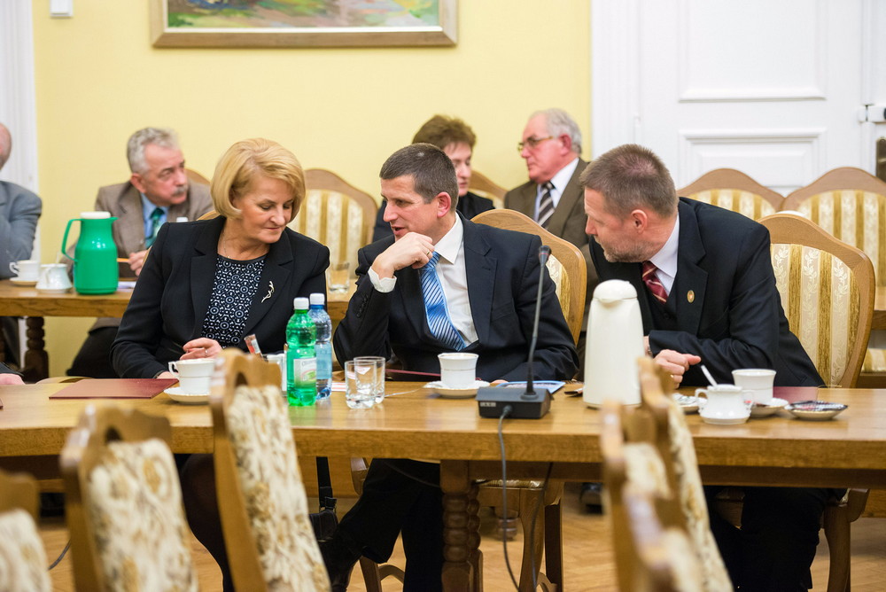 Radni Krosna zaczynają kadencję w dobrych humorach. Fot. Łukasz Jaracz
