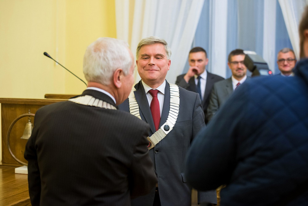 Radni Krosna zaczynają kadencję w dobrych humorach. Fot. Łukasz Jaracz