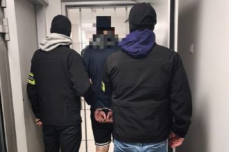 Pijany kierowca doprowadził do dachowania. 23-latek musi opuścić Polskę